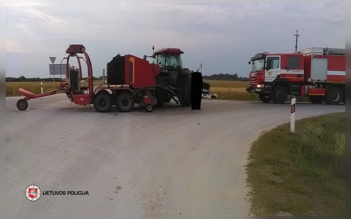 Šakių rajone neblaivus vairuotojas atsitrenkė į traktorių
