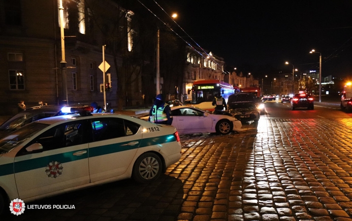 Visos sekmadienio eismo nelaimės įvyko esant šlapiai kelio dangai