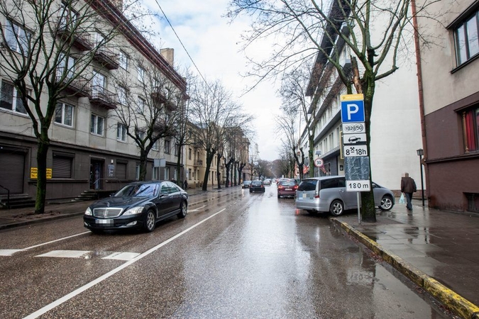 Incidentas A. Mickevičiaus gatvėje: iš taksi automobilio išlipęs girtas vyras padegė šaudmenis