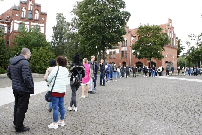 Studentai Klaipėdoje grįžta į auditorijas: prie mobiliojo vakcinavimo punkto – eilės