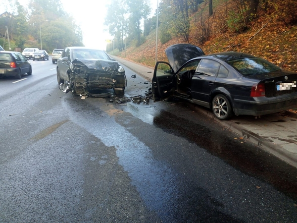 Vilniuje – „Porche“ ir „VW Passat“ avarija: po smūgio automobiliai gerokai aplamdyti