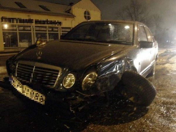 Šilutės plente – girto „Mercedes Benz“ vairuotojo šou: atsitrenkęs į automobilį, bandė pasišalinti