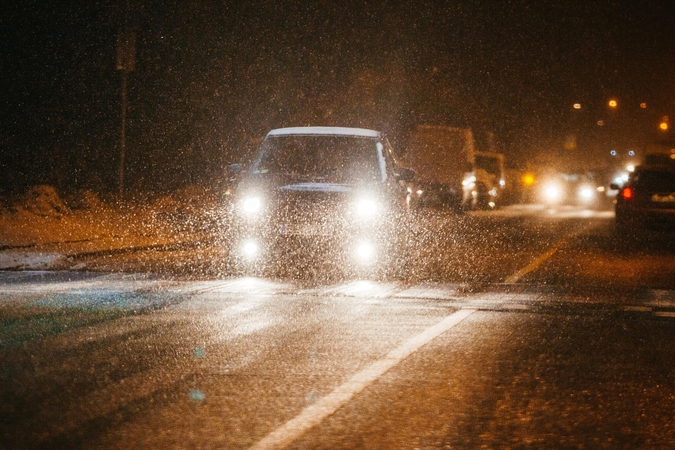 Rytų Lietuvoje ant kelių yra pažliugusio sniego, Anykščiuose ir Molėtuose – plikledis