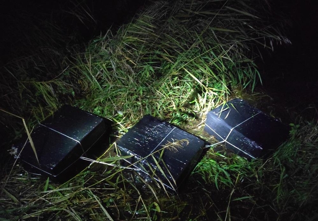 Pasieniečiams į rankas pateko 2 tūkst. pakelių cigarečių: kontrabanda atplaukė Merkiu