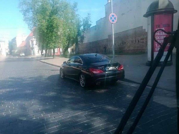 Papiktino neleistinoje vietoje stovinti pareigūnės mašina: ar jiems KET negalioja?