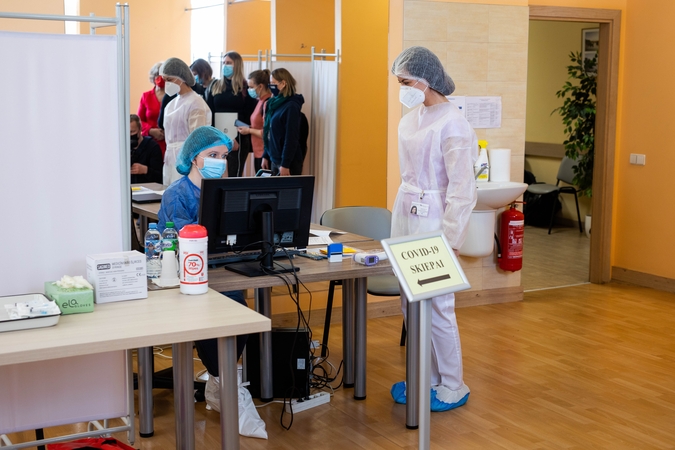 Skiepijant nuo COVID-19 siūloma nereikalauti rašytinio sutikimo