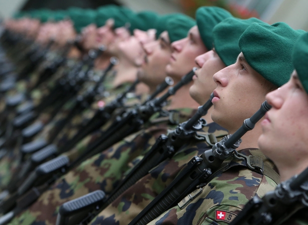 Šveicarijos bazėse izoliuojami kariai, jų tarnybos draugui susirgus koronavirusu