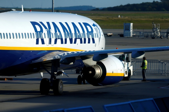 Teismas: „Ryanair“ privalo grąžinti keleivei 20 eurų rankinio bagažo mokestį