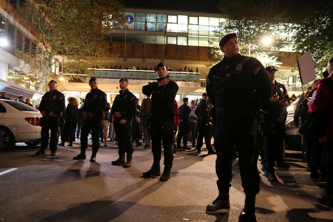 Juodkalnijos premjeras pareiškė: per protestus užpulta šalies ambasada Serbijoje