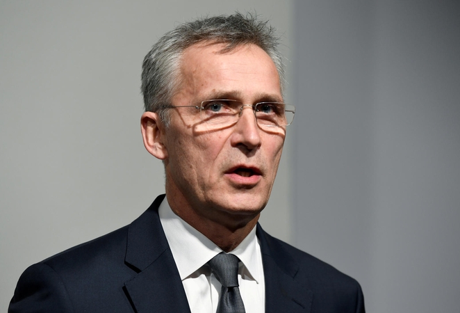 J. Stoltenbergas: NATO turi neleisti koronaviruso krizei sukelti grėsmės saugumui