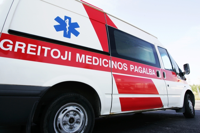 Eismo įvykis Vilkaviškio rajone: automobilis atsitrenkė į medį, nukentėjo du žmonės