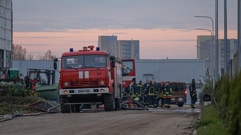 Gaisro Alytaus gamykloje atgarsiai: smilksta padangos, rusena degėsiai