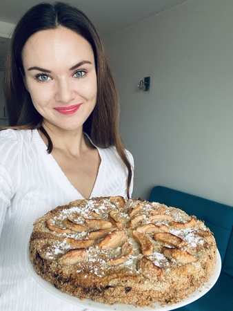Žinių vedėja D. Račaitė kviečia kepti pyragus ir dalintis gerumu