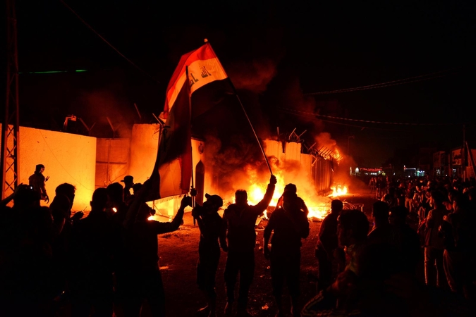 Irake po išpuolio prieš Irano konsulatą saugumo pajėgos nušovė trylika protestuotojų