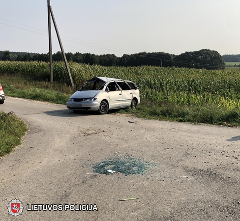 Kalvarijos savivaldybėje apsivertė automobilis su penkiais vaikais, du ligoninėje