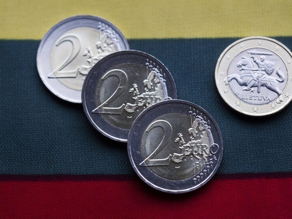 Per pusmetį Lietuvoje veikiantys bankai uždirbo beveik trečdaliu mažiau nei pernai