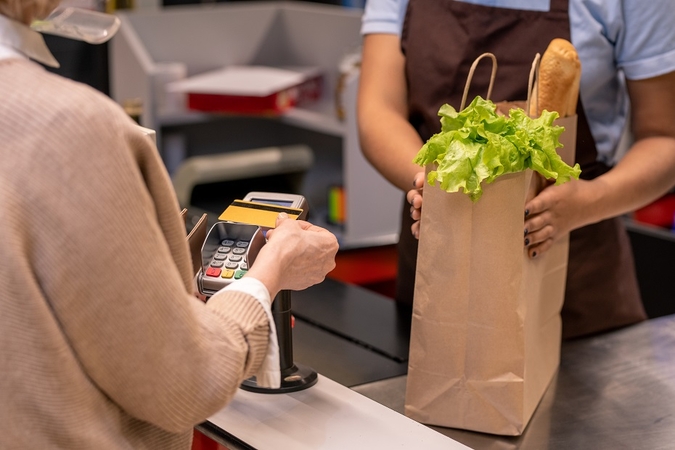 Piktinasi sutrikusia „Swedbank“ veikla: bankomatai ir skaitytuvai „atmeta“ korteles