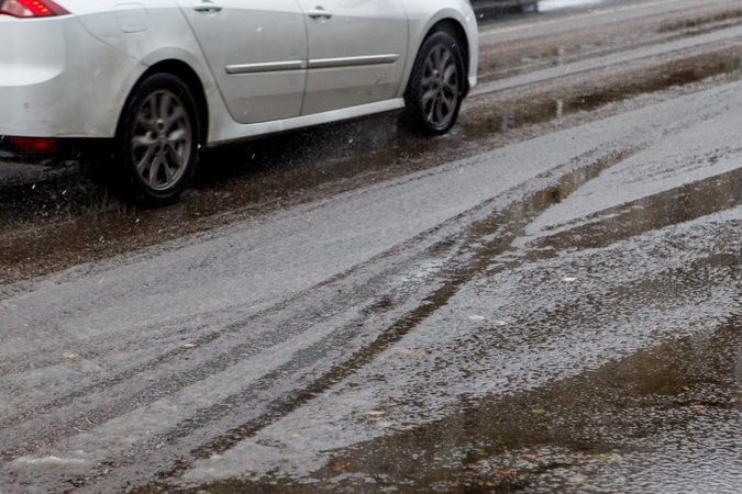Vairuotojai, rinkitės saugų greitį: dalyje Lietuvos eismo sąlygas sunkina snygis ir šlapdriba