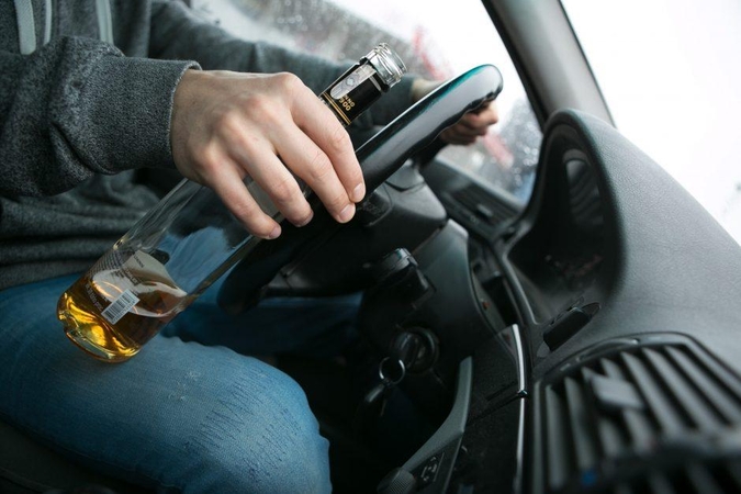 Telšių apskrityje du girti vairuotojai sukėlė avarijas ir iš jų pasišalino