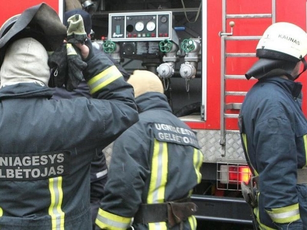 Zarasų padangų sandėlyje kilo gaisras: dirba gausios ugniagesių pajėgos