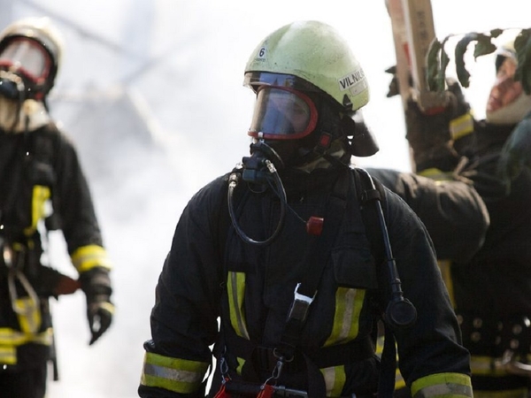Vilniuje užsiliepsnojo namas: ant kojų sukelti ugniagesiai