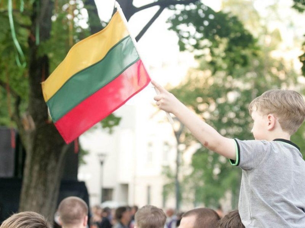 „Tautiškos giesmės“ instaliacija Vilniuje: himnas, perteiktas šiuolaikinio meno kalba