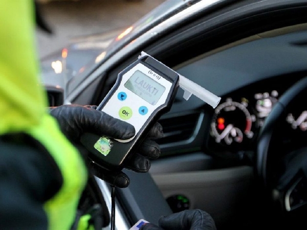 Girto vyro vairuojamą automobilį Kretingos rajone sustabdė pakelės medis
