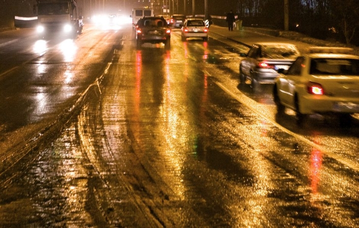 Kelininkai įspėja: naktį šalyje eismą sunkins plikledis