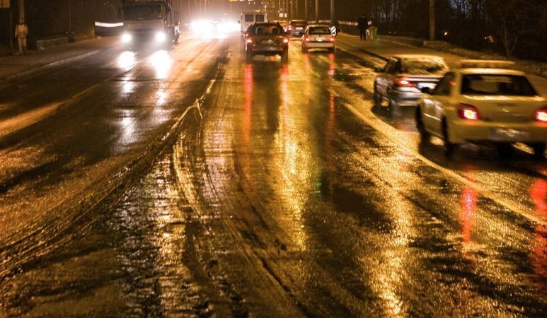 Būkite atidūs: naktį eismo sąlygas sunkins lietus, šlapdriba, plikledis