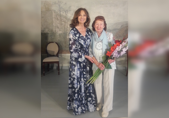 V. Kochanskytei jos mama E. Kochanskienė – stilingos moters ir jautraus žmogaus pavyzdys. Net ir artėjanti prie 90-mečio, aktorės mama pasitempusi, elegantiška.