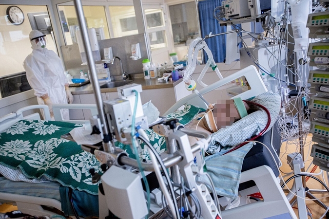 Profesorius: neskiepyti žmonės į ligoninę dėl COVID-19 patenka 17 kartų dažniau 