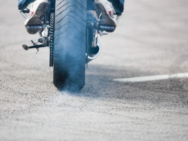 Šiaulių rajone policijai nestojęs girtas motociklininkas atsitrenkė į medį