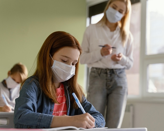 Prieštaringai vertinamą eksperimentą dėl pradinukų grąžinimo į mokyklą žada tvirtinti kitą savaitę