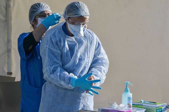 Kinija teigia užsienio šalims pardavusi beveik 4 mlrd. medicininių kaukių