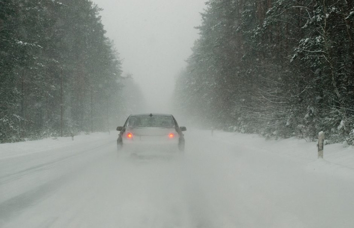 Sudėtingesnės eismo sąlygos išlieka Šiaulių, Tauragės, Utenos ir Vilniaus apskrityse