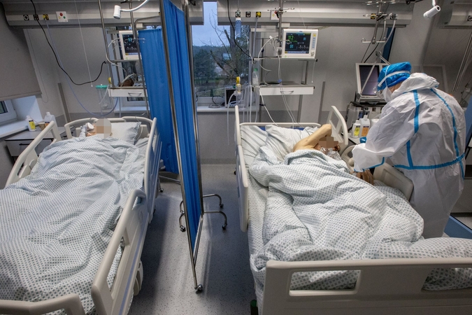 Gydytojas apie grėsmingą situaciją: priėmimo skyriai kemšasi, o medikai nėra klonai