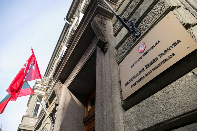 Teismas dėl senaties nutraukė Nacionalinės žemės tarnybos darbuotojos ir verslininkų sukčiavimo bylą