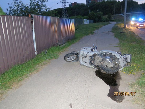 Motociklui atsitrenkus į tvorą žuvo keleivė