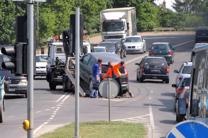 Avarija prie tilto paralyžiavo eismą