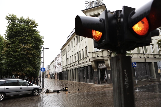 Automobilis Kauno centre nuvertė šviesoforą
