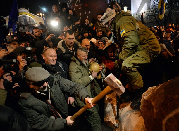 Protestas Kijeve: statomos barikados tebeauga, nuverstas Lenino paminklas (papildyta)