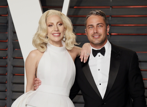 Lady Gaga su sužadėtiniu labdaros tikslais išsimaudė lediniame vandenyje
