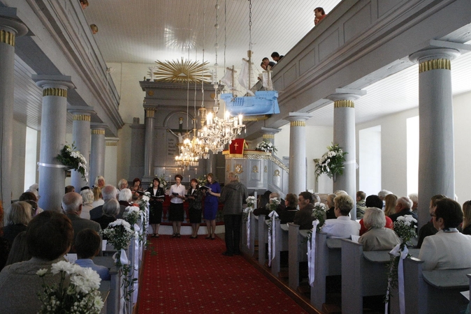 Bažnyčiai grąžino suniokotus angelus