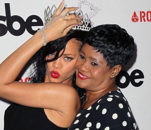Dainininkė Rihanna su mama