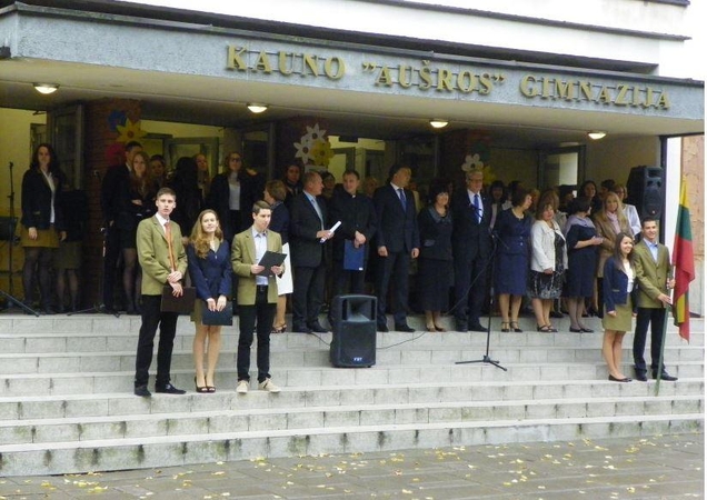 Švietimo ministras direktorės neįveikė