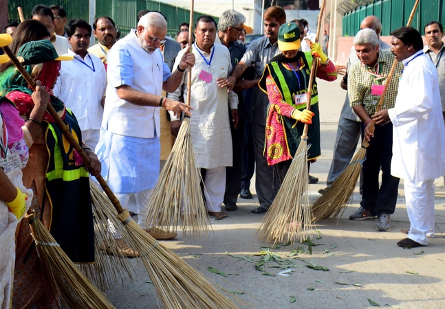 Modi su šluota rankose pradėjo naują vajų „Švari Indija“