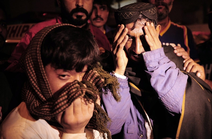 Pakistane susidūrus autobusui ir benzinvežiui žuvo mažiausiai 57 žmonės