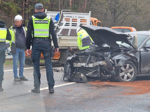 Avarija magistralėje: girto vairuotojo „Audi“ išsitaškė po smūgio į kelininkų automobilį