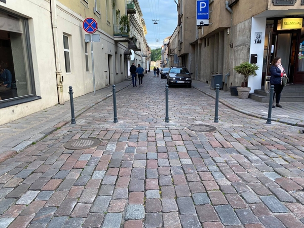 Senamiestyje ženklų nematančius vairuotojus stabdys įrengti stulpeliai