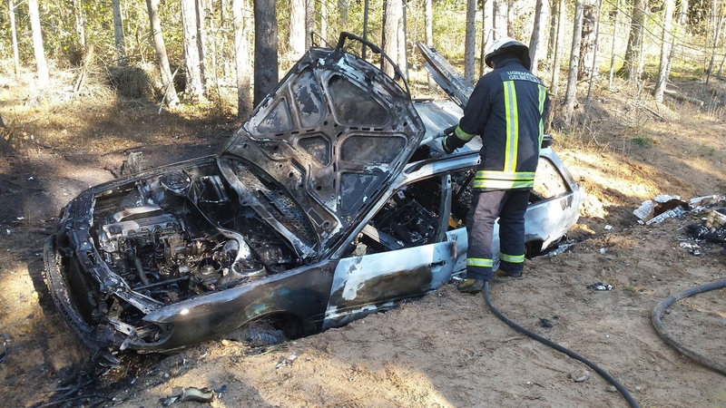 Bėgdamas nuo pasieniečių kontrabandininkas padegė automobilį